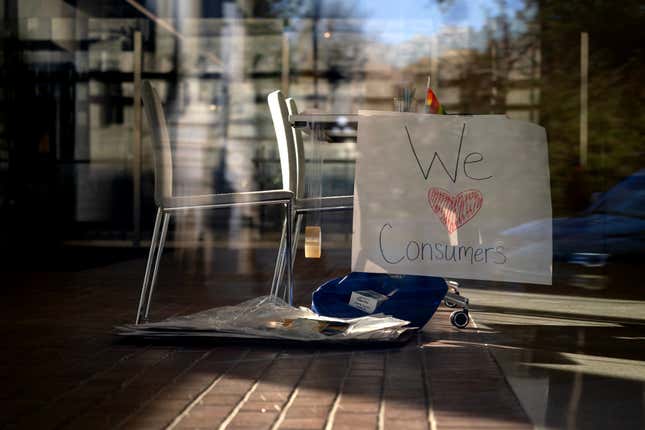 Ein Schild mit der Aufschrift „Wir lieben Verbraucher“ am Hauptsitz des US-amerikanischen Consumer Financial Protection Bureau (CFPB) in Washington, DC, USA, am Sonntag, 9. Februar 2025. 