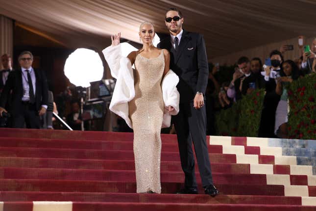 Image for article titled The Kardashians Did the Met Gala and Only Kim Nailed It