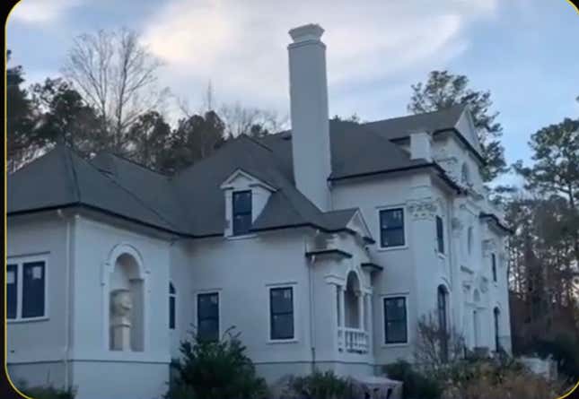 Image for article titled Tasteful or Tacky? A Look Inside Diddy&#39;s Abandoned Atlanta Mansion