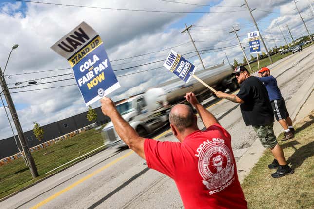 Orlando, Fla. resident Jerry Mazak, a member of Electrical Training Alliance of Central Florida, left, joins United Auto Workers to picket outside the Stellantis Toledo Assembly Complex on Monday, Sept. 18, 2023 in Toledo, Ohio. (Isaac Ritchey/The Blade via AP)