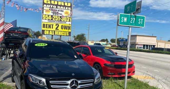 Image de l'article intitulé Attendez, quoi ? Un vendeur de voitures de Floride se fait attaquer après avoir… détourné la voiture d’un client ?