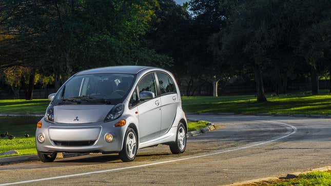 Ein silberner i-MiEV, der auf einer Straße geparkt ist