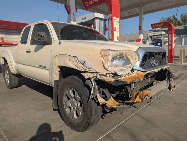 Imagen para el artículo titulado Los incendios forestales de California no son suficientes para matar esta Toyota Tacoma [Update]