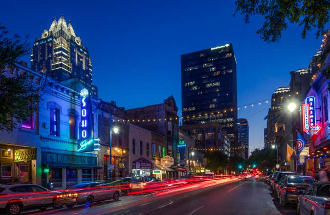Vida noturna na Sixth Street em Austin, Texas