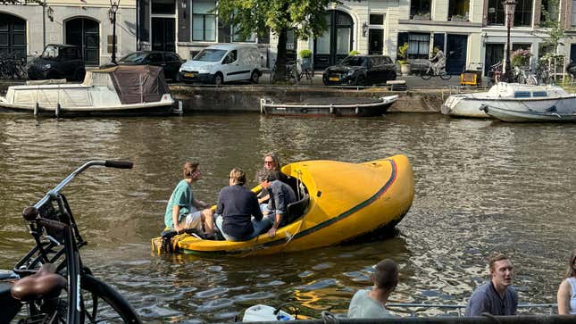 Bild eines holzschuhförmigen  Bootes in einem  Kanal