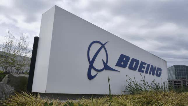 Ein Foto des Boeing-Logos vor einer Fabrik. 