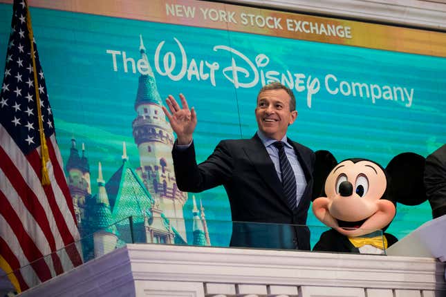 El director ejecutivo de Disney, Bob Iger, y Mickey Mouse observan antes de hacer sonar la campana de apertura en la Bolsa de Valores de Nueva York (NYSE), el 27 de noviembre de 2017 en la ciudad de Nueva York.