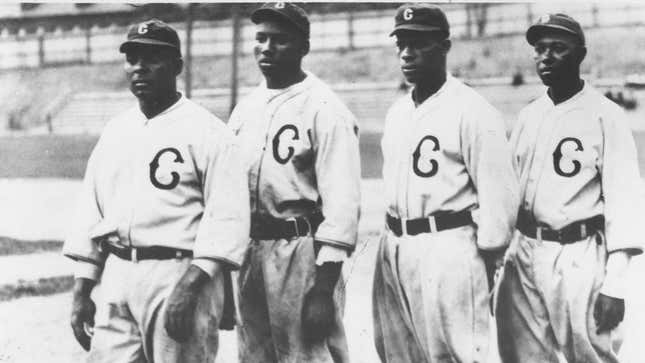 Oscar Charleston, Josh Gibson, Ted Paige und Judy Johnson posieren für ein Gruppenfoto während eines Baseballspiels der Negro League, San Francisco, Kalifornien, 1940. 