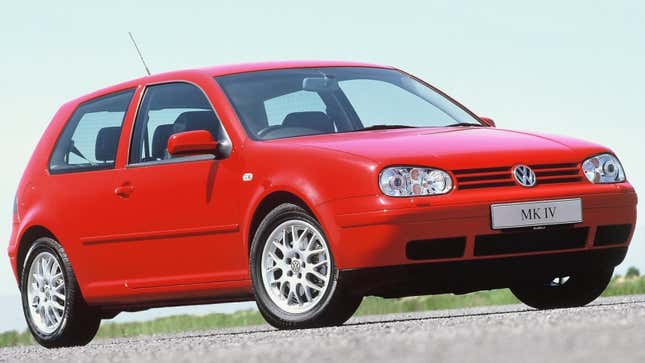 Una foto de un Volkswagen Golf hatchback rojo. 