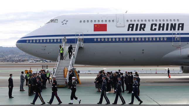 les gens regardent l’avion d’Air China transportant le président chinois Xi Jinping arriver à l’aéroport international de San Francisco avant le sommet de l’APEC à Novembre 2023.