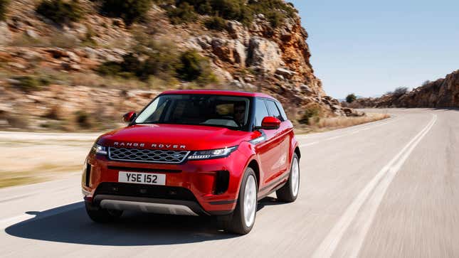 Ein roter Evoque fährt neben einer Klippe