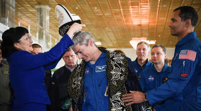 US astronaut Mark Vande Hei (C) of NASA receives a traditional Kazakh hat after a press conference in Dzhezkazgan on February 28, 2018. / AFP PHOTO / POOL / Alexander NEMENOV 