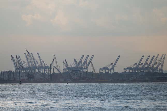 Des grues utilisées pour le transport de conteneurs s’élèvent du port de Newark le 30 septembre 2024 à New York. Une grève massive qui pourrait fermer les ports de la côte Est et de la côte du Golfe devrait presque certainement commencer à minuit, car les membres de l’International Longshoremen’s Association continuent de faire des demandes de salaire et autres à l’United States Maritime Alliance, qui contrôle de nombreux ports du pays.