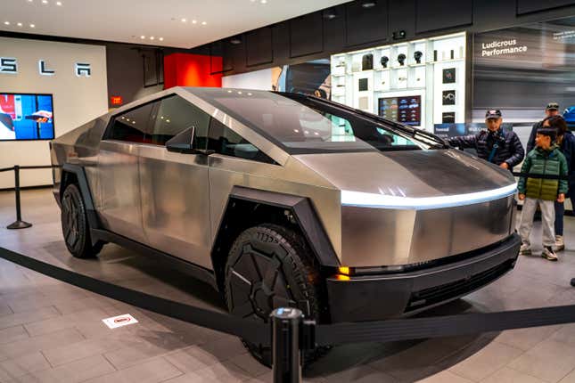 Tesla comenzó a entregar su tan esperada camioneta eléctrica, la Cybertruck, a finales de noviembre de 2023. 