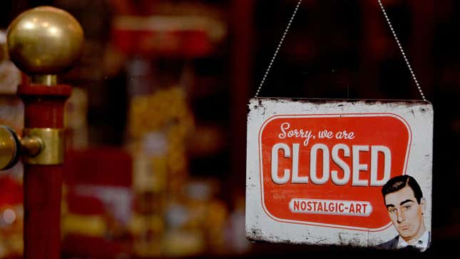 A closed sign hangs on a restaurant door. 