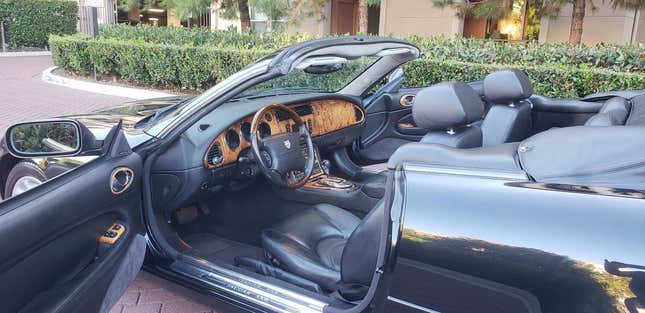 Bild für Artikel mit dem Titel „Für 18.950 US-Dollar ist dieser Jaguar XKR von 2002 der Pyjama der Katze?“