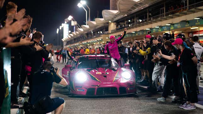 Imagen para el artículo titulado El equipo femenino de carreras Iron Dames crece con el apoyo de Porsche después de que Lamborghini perdiera el título