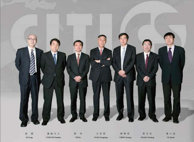 Xu Gang is on the left.