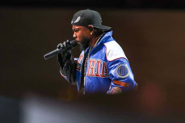 Bild für Artikel mit dem Titel Die komplette Aufschlüsselung der Symbolik, Referenzen in Kendrick Lamars Performance in der Halbzeitpause des Super Bowl