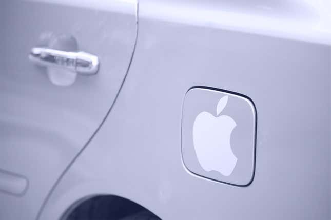 Un auto con un logo de manzana en la puerta del tanque de gasolina