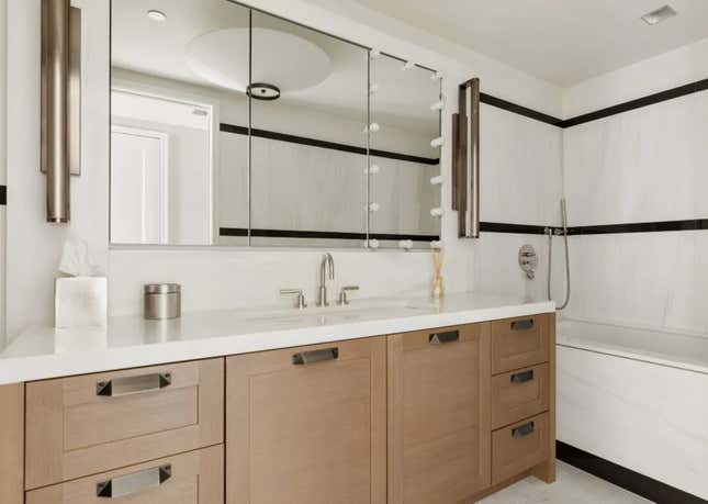 Image for article titled A Look Inside Carmelo Anthony&#39;s Luxurious Manhattan Apartment, Now For Sale at This Eye-Watering Price