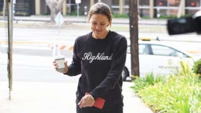 Jennifer Garner Jokes That She's Dating Brad Pitt to Pesky Paparazzi