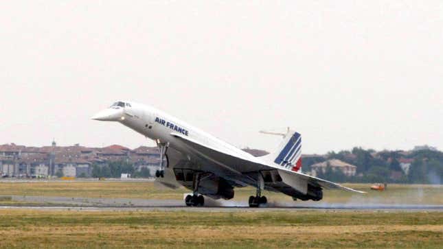 Concorde "Fox Charlie" lands 27 June 2003 at the airport of Toulouse.