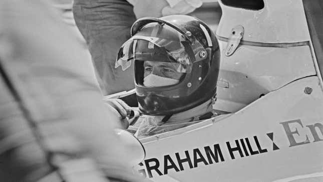 Una foto de Graham Hill en su auto de carreras de Fórmula 1 DN1 Shadow. 