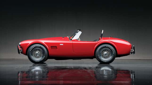 Ein Foto eines roten Shelby Cobra-Sportwagens. 