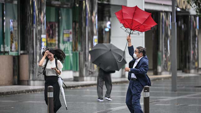 El paraguas de un hombre se voltea al revés en Fukuoka, Japón