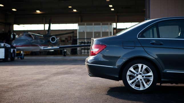 Une Mercedes garée à l’extérieur d’un hangar pour jets privés