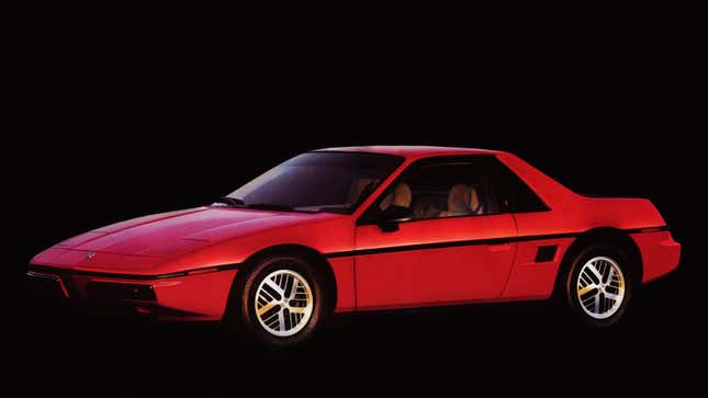 Una foto de un deportivo Pontiac Fiero rojo. 