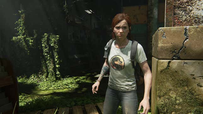 Ellie steht in einem heruntergekommenen Gebäude und trägt ein Mortal Kombat-Shirt.