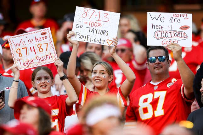 Image for article titled Taylor Swift and Travis Kelce are turning Monday Night Football into a Meet the Parents sequel