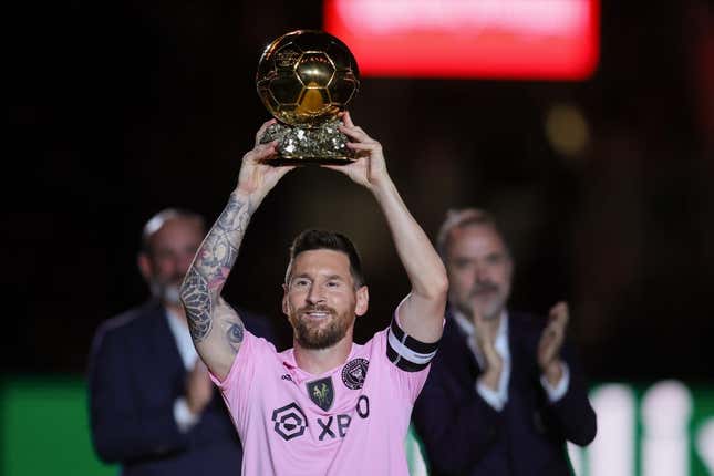 10. November 2023;  Lauderdale, FL, USA;  Inter Miami-Stürmer Lionel Messi (10) posiert mit der Ballon d'Or-Trophäe vor dem Spiel gegen New York City im DRV PNK Stadium.