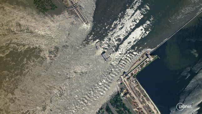 Image for article titled Before and After Satellite Imagery Reveal Extent of Ukraine Dam Collapse
