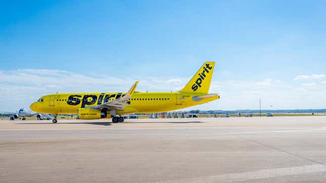 Ein Foto eines gelben Flugzeugs der Spirit Airlines. 