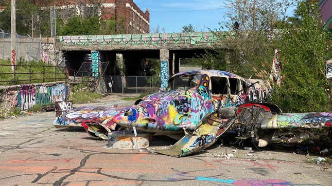 Image for article titled Here&#39;s How A Plane Ended Up In The Middle Of A Street In Detroit