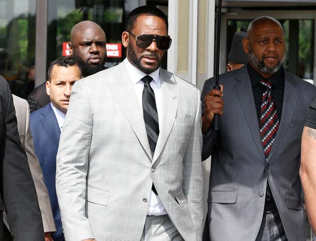  R. Kelly leaves the Leighton Criminal Courthouse on June 06, 2019 in Chicago, Illinois.