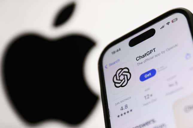 ChatGPT sur AppStore affiché sur un écran de téléphone et le logo Apple affiché sur un écran en arrière-plan.