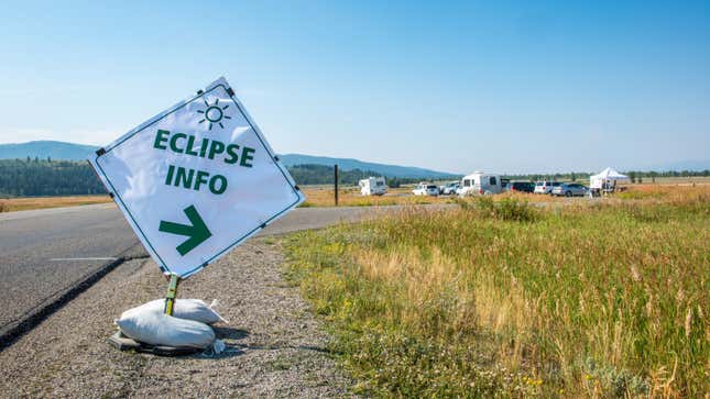 A photo of a sign pointing to an eclipse information station. 