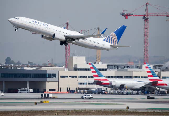 Image de l'article intitulé Un avion Boeing de United Airlines a effectué un atterrissage d’urgence après qu’une roue soit tombée pendant le décollage