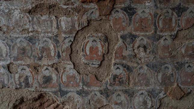 Crumbling and detachment on a mural in the Eastern Cave of the Jinta Temple, where the base layer has been exposed. Reinforcement techniques have already been applied to the edges of the mural.