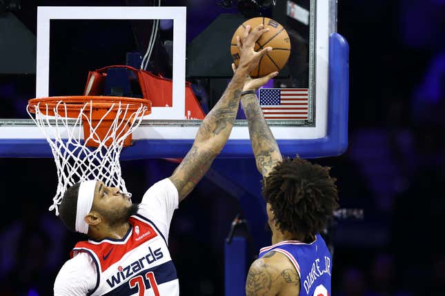 PHILADELPHIA, PENNSYLVANIA - NOVEMBER 06: Daniel Gafford #21 of the Washington Wizards blocks Kelly Oubre Jr. #9 of the Philadelphia 76ers during the first quarter at the Wells Fargo Center on November 06, 2023 in Philadelphia, Pennsylvania. NOTE TO USER: User expressly acknowledges and agrees that, by downloading and or using this photograph, User is consenting to the terms and conditions of the Getty Images License Agreement. (Photo by Tim Nwachukwu/Getty Images)