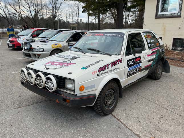 Vista frontal 3/4 de un coche de rally VWGolf blanco