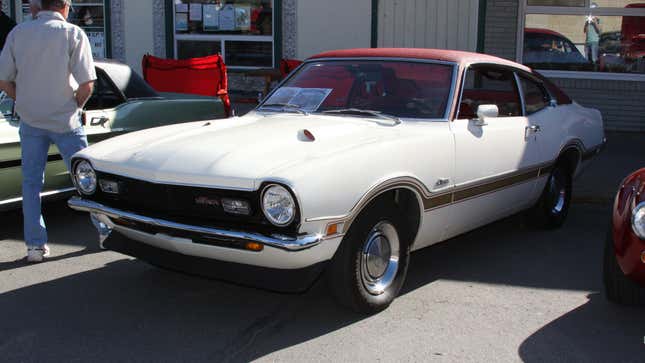 un Ford Maverick blanco de primera generación en exhibición