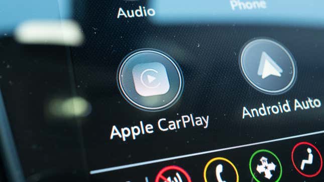 Une photo du menu de configuration de CarPlay sur une voiture. 