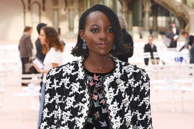 Lupita Nyong’o besucht die Chanel Paris Womenswear Spring-Summer 2025-Show im Rahmen der Paris Fashion Week am 1. Oktober 2024 in Paris, Frankreich.