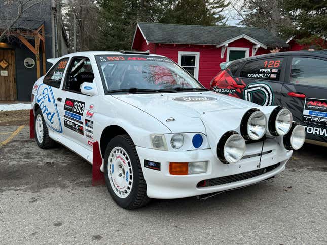 Vista frontal de 3/4 de un auto de rally Ford Cosworth blanco