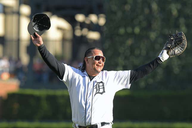 Miguel Cabrera walks off the field for the final time to a huge ovation in  Detroit! 